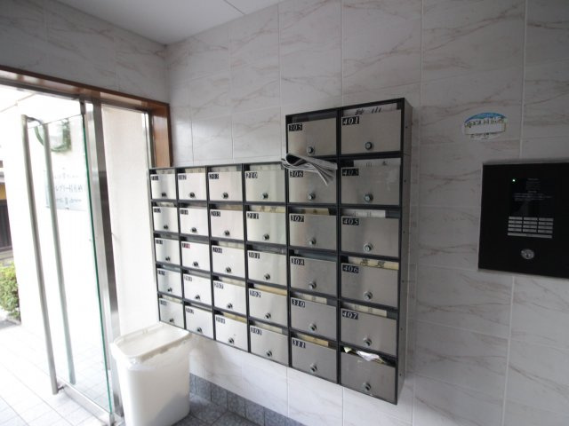 グランレブリー桂有栖川Ⅱのエントランス|集合ポスト