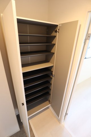 大阪市城東区成育５丁目の賃貸マンションの玄関