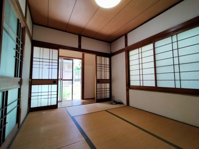 【和室】 | 鶴見区今津南３丁目中古戸建 | 和室（約6.0帖）：縁側越しに小さなお庭スペースが見えます。