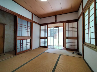 【和室】 | 鶴見区今津南３丁目中古戸建 | 和室（約6.0帖）：光が透けるデザインの襖で、開放感がある涼しげな空間に見せてくれます。