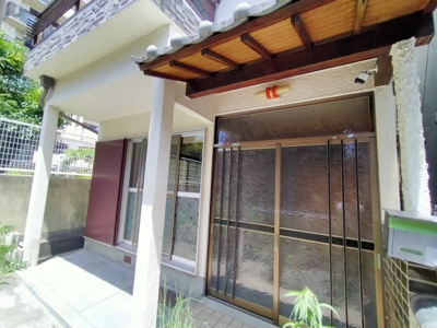 【玄関】 | 鶴見区今津南３丁目中古戸建 | 南側に玄関があります。和洋がミックスされた外観です。