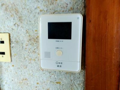 【防犯設備】 | 鶴見区今津南３丁目中古戸建 | 来訪者の顔が見えるモニタ付きインターホンです。