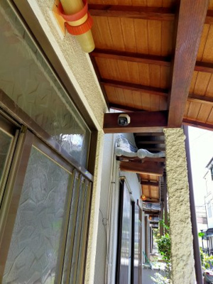 【玄関】 | 鶴見区今津南３丁目中古戸建 | インターホン用のカメラが玄関先を見下ろすような形で設置されています。