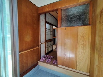 【玄関】 | 鶴見区今津南３丁目中古戸建 | 木材のあたたかみを感じられる玄関口です。