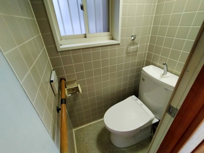 【トイレ】 | 鶴見区今津南３丁目中古戸建 | 温水洗浄便座付きの洋室トイレです。