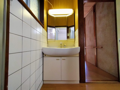 【独立洗面台】 | 鶴見区今津南３丁目中古戸建 | 洗面台です。浴室の扉の向かい側に設置されています。