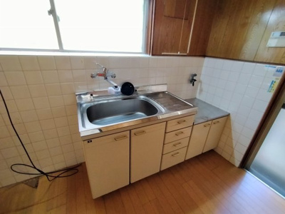 【キッチン】 | 鶴見区今津南３丁目中古戸建 | 窓のそばに設置されたキッチンです。