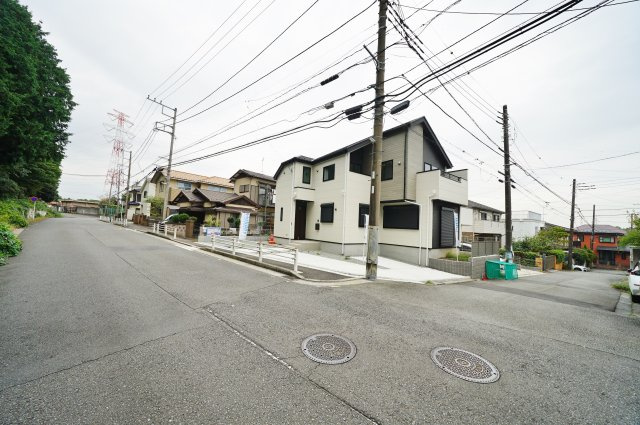 【横浜市旭区笹野台3丁目61-7新築戸建て】★仲介手数料無料★（笹野台小学校・希望が丘中学校）の前面道路含む現地写真