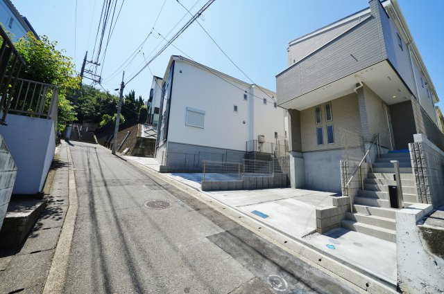 【横浜市旭区二俣川2丁目77-5全3棟新築戸建て】★仲介手数料無料★（二俣川小学校・万騎が原中学校）の前面道路含む現地写真