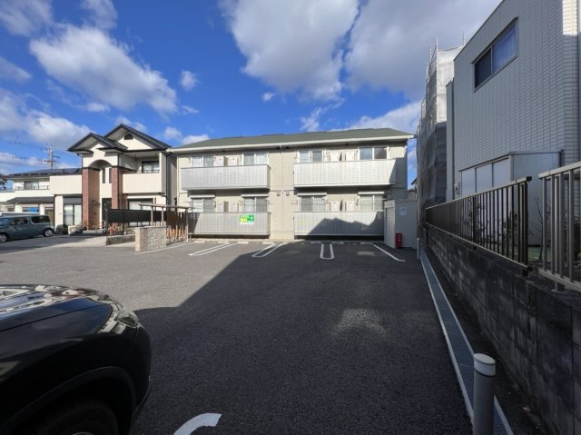 ルミエール大東の駐車場