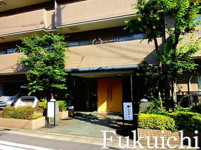 ガーデンコート下馬のエントランス