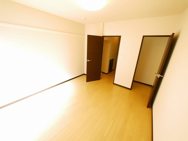 レオネクストサンシャイン岩室の居間・リビング|ゆったり過ごせる居間です