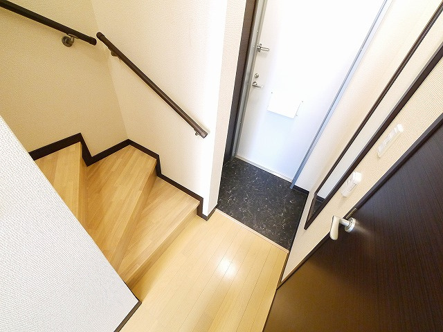 レオネクストサンシャイン岩室の玄関|内装は落ち着いています