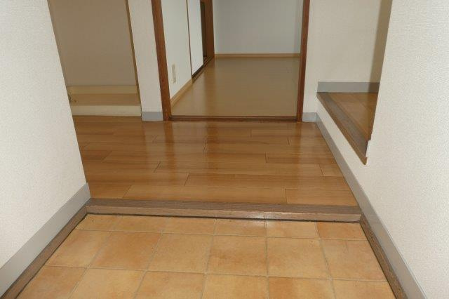 プレジールいせAの玄関