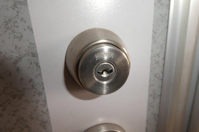 プレジールいせAの玄関