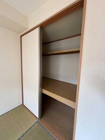 デルプラトⅡの収納|和室にも押入があり、収納は多いお部屋です
