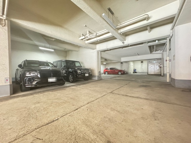 平河マンションの駐車場|屋根付きの平置き駐車場です♪