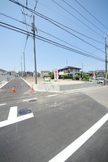 【前面道路含む現地写真】