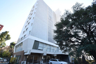 【外観】 | 青空によく映える建物です。手入れの行き届いた外壁やマンション正面エントランスなど、綺麗な姿をぜひ一度、現地にてご覧ください。～即日のご見学可能～　お問合せはお気軽にどうぞ。