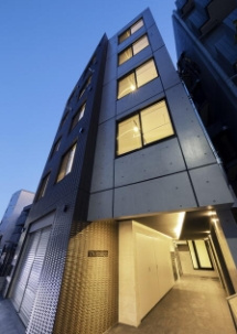 【外観】 | TNレジデンス | 鉄筋コンクリート造のがっちりとした建物。