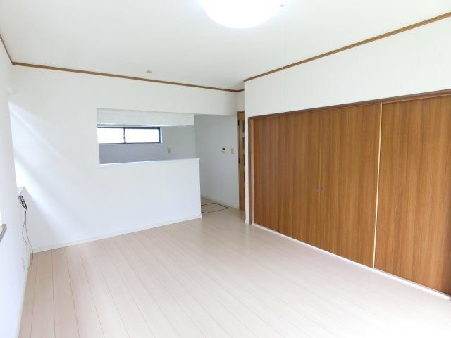 八街市八街へ　中古戸建の居間・リビング|2018年7月現の写真です。以後入居中です。
オーナーチェンジ物件