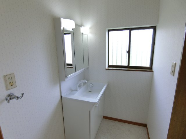 八街市八街へ　中古戸建の独立洗面台|2018年7月現の写真です。以後入居中です。
オーナーチェンジ物件