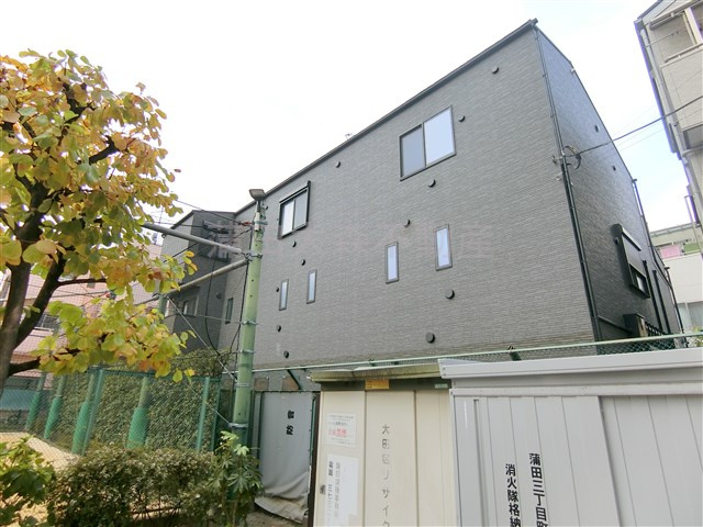 クレストラン蒲田の外観|2023年8月築　木造地上3階建てオートロック宅配BOXインターネット無料　
東京都大田区蒲田3丁目　京浜東北線蒲田駅徒歩11分、京急本線京急蒲田駅徒歩5分