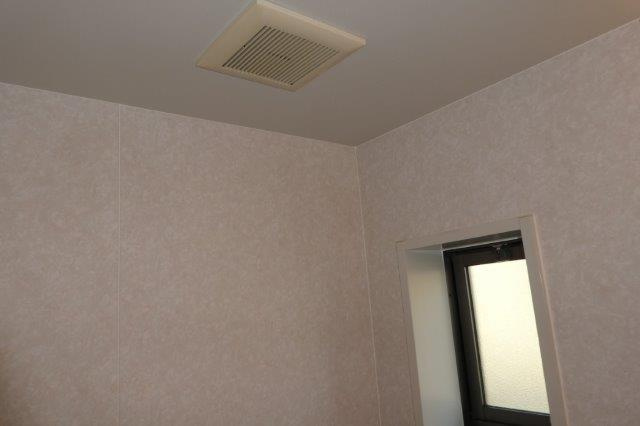 倉敷市平田のアパートの浴室|浴室換気扇・窓