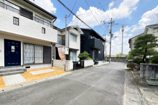【前面道路含む現地写真】 | 車通りの少ない落ち着いた雰囲気の住宅地です。