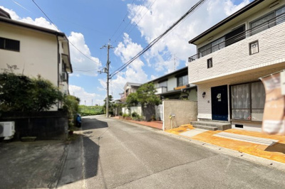 【前面道路含む現地写真】 | 伏見区桃山南大島町　中古戸建 | 《MOMOテラス》まで車で約6分と気軽にショッピングが楽しめます