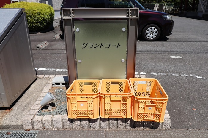 グランドコート Ａのエントランス|館銘板