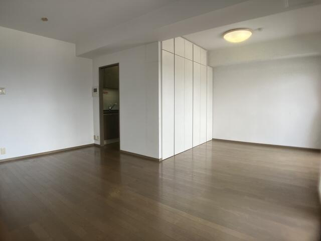 【居間・リビング】 | ネクサス香椎 1号棟 | バルコニーに面したリビングダイニングは明るく風通しが良いです。キッチンは独立したスペースの為、来客時も安心ですね。