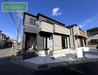 【外観】 | 販売現地
モダンなデザインが印象的な広々とした外観。閑静な住宅街に佇む魅力的な物件です。