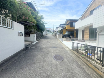 【前面道路含む現地写真】 | ♢♦日野4丁目新築戸建♦♢ | ◆前面道路も幅員があり車の運転も安心！前面道路は閑静な住宅地。車通りの少ない道路です。お子様にも安心です。