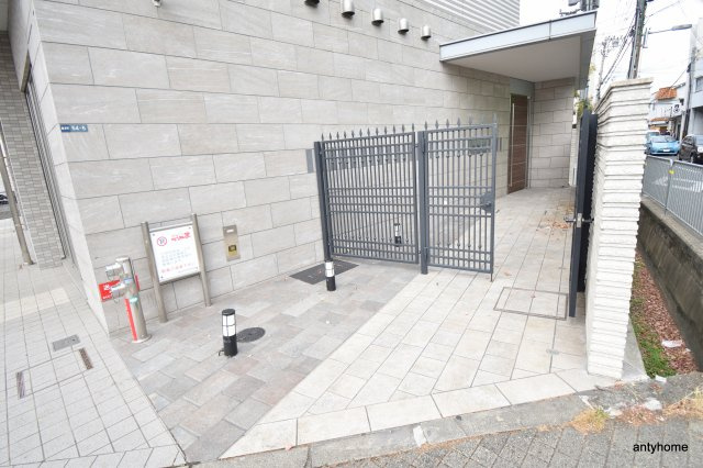 SK江坂　仲介手数料無料のエントランス