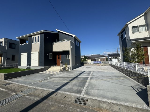 新築　北群馬郡吉岡町南下　Livele Garden.S　1号棟の駐車場|現地写真　駐車スペースは3台分可能です！					
