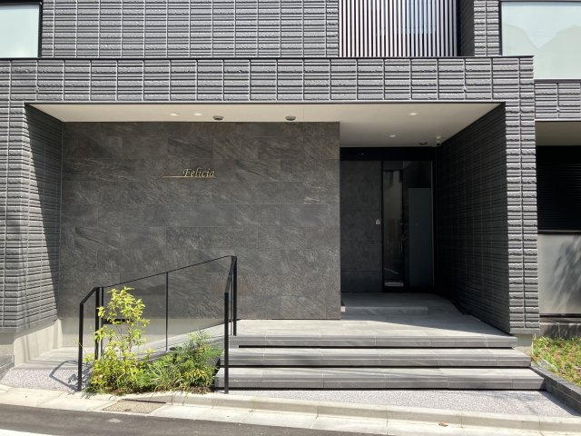 【エントランス】 | Felicia | シックな外観が目を惹く！綺麗に整ったエントランス♪