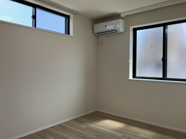 【洋室】 | Felicia | 2面採光で明るく自然光もたっぷり入るお部屋です♪