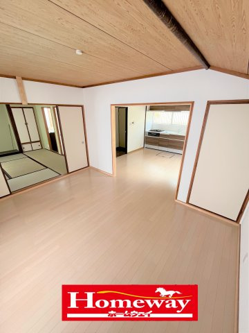 【居間・リビング】 | 仲介手数料無料！西宇部小学校に通えるリフォーム済み中古住宅　宇部市際波　光ヶ丘 | ゆったりとしたリビングは家族の団らんがはずみますね♪