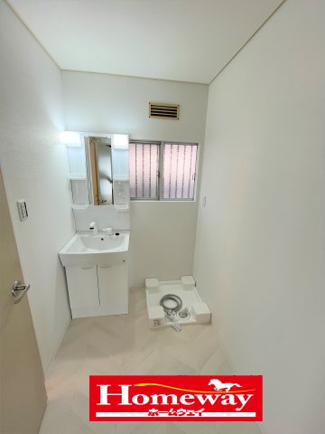 【洗面所】 | 仲介手数料無料！西宇部小学校に通えるリフォーム済み中古住宅　宇部市際波　光ヶ丘 | 忙しい朝には欠かせない洗面所です