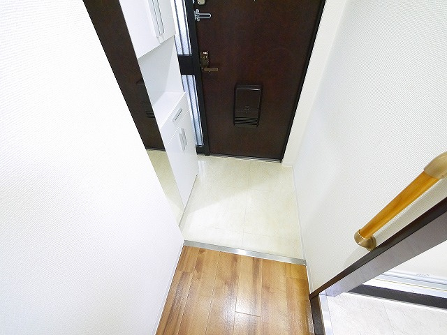 プレジール学園前の玄関