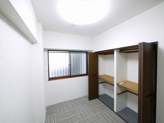 プレジール学園前の洋室