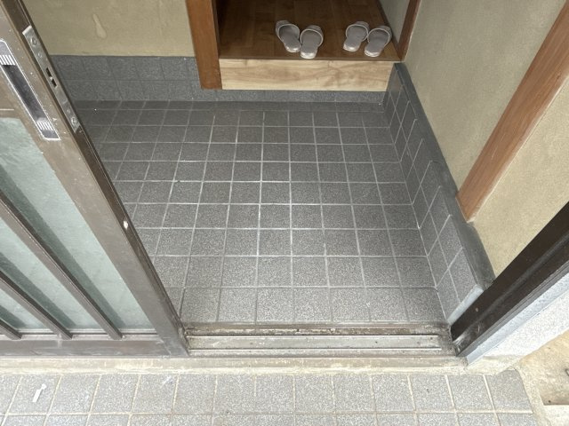 西河野貸家東の玄関