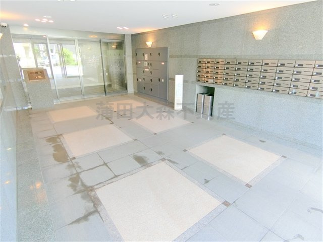 ルーブル西蒲田参番館のエントランス|防犯カメラTVモニター付オートロック宅配BOXメールBOX管理人室　エントランス