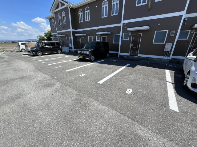 MKハイツ２号館の駐車場