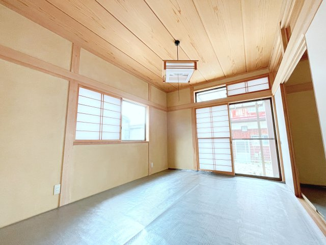 郡山市大槻町笹ノ台　中古戸建の和室|玄関近くの6帖の和室！