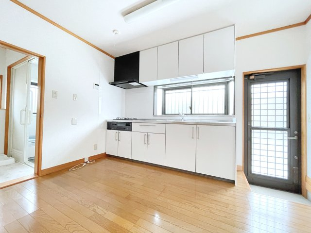 郡山市大槻町笹ノ台　中古戸建のキッチン|勝手口付きのダイニングキッチン☆ゴミ出しにも便利♪