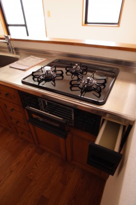 【キッチン】 | グローバルヴィラ弐番館 | ガスコンロ2口＋お魚グリル＋スパイスラック。