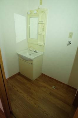 【洗面所】 | グローバルヴィラ弐番館 | 洗面台と洗濯機置き場はお風呂の前に。