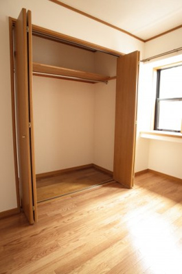 【収納】 | グローバルヴィラ弐番館 | 収納は、各洋室に1竿。2か所もあるの。